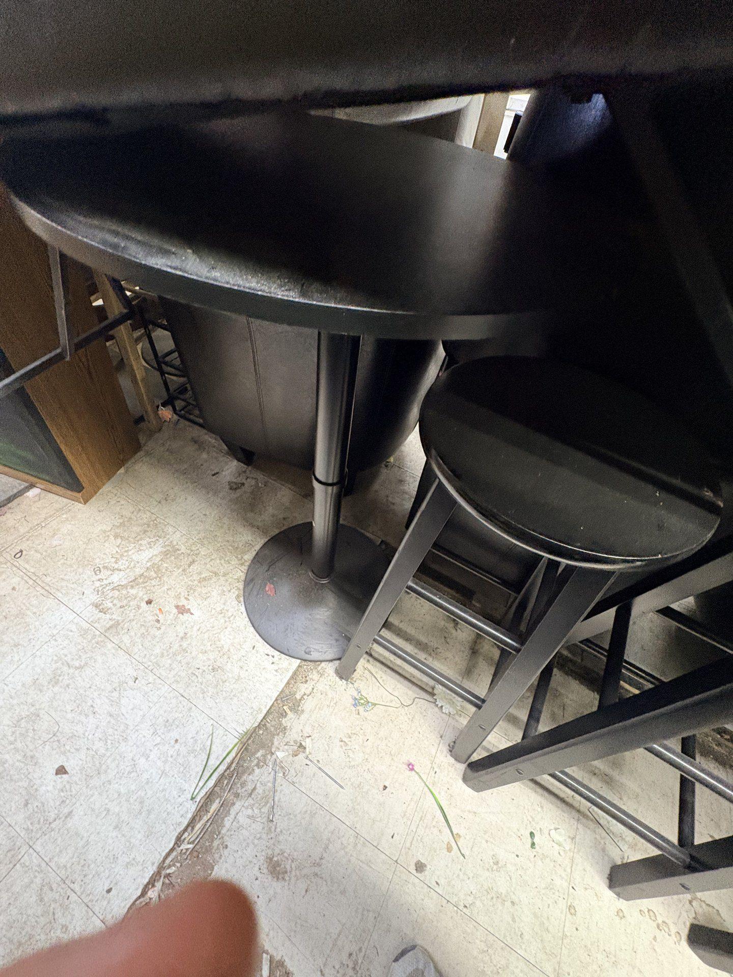 Petite table d’appoint / Small Accent Table