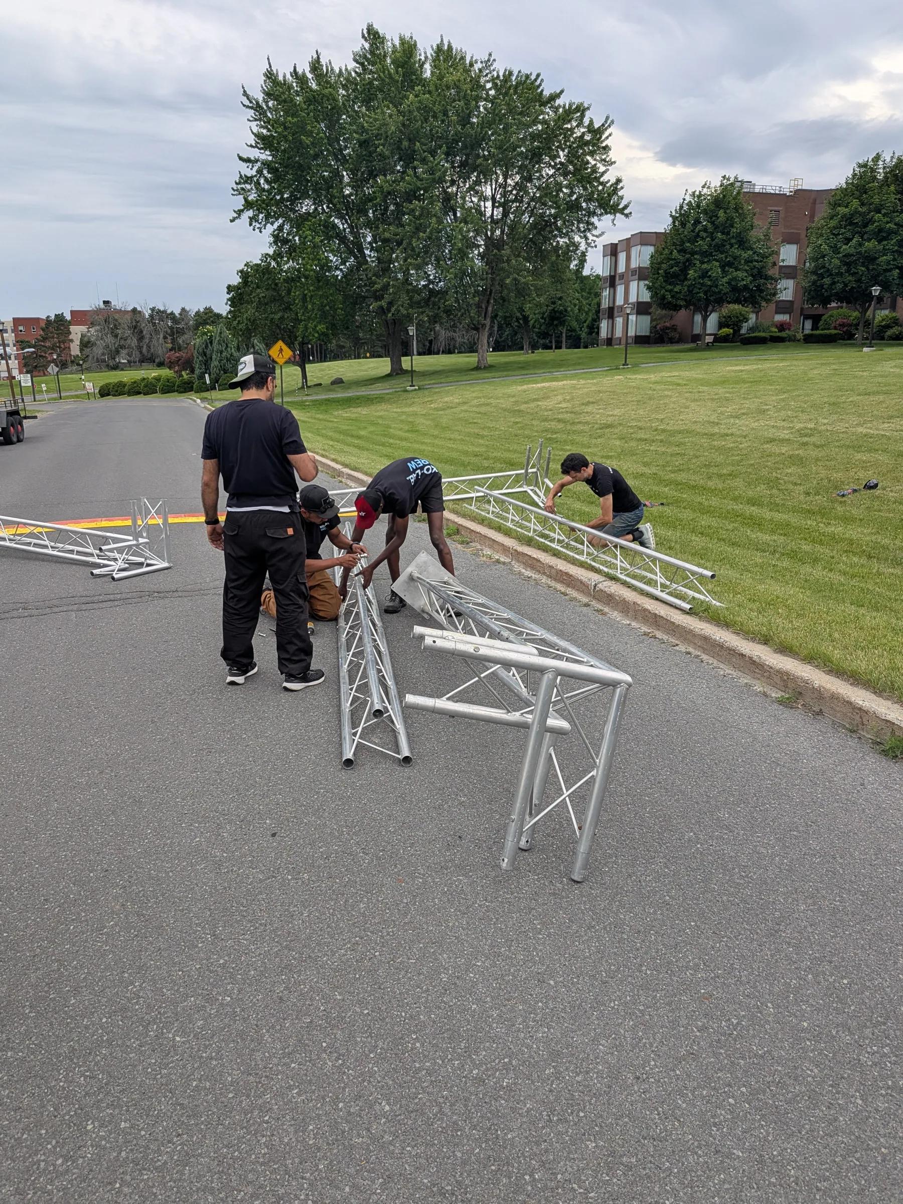 Équipe KO-LAB assemblant des sections de truss au sol