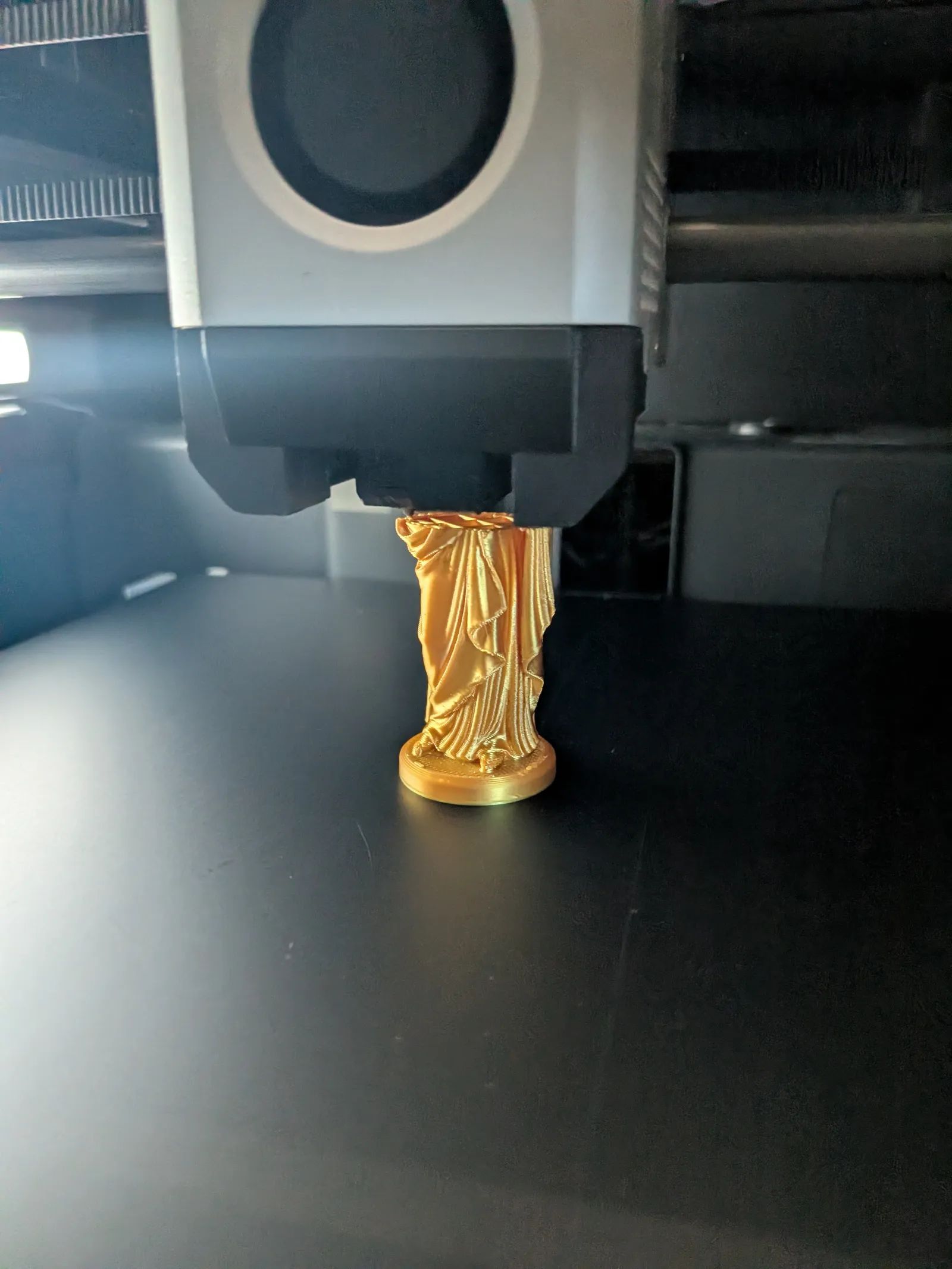 Statuette dorée en cours d’impression dans une imprimante 3D du LAB