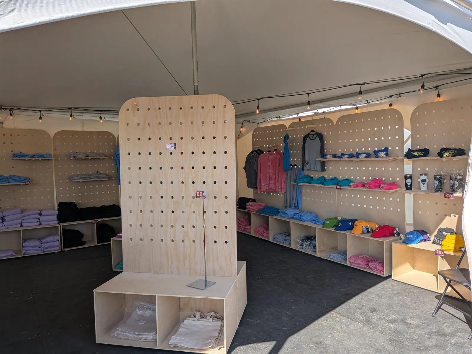 Kiosque en bois fabriqué sur mesure par l'atelier KO-LAB