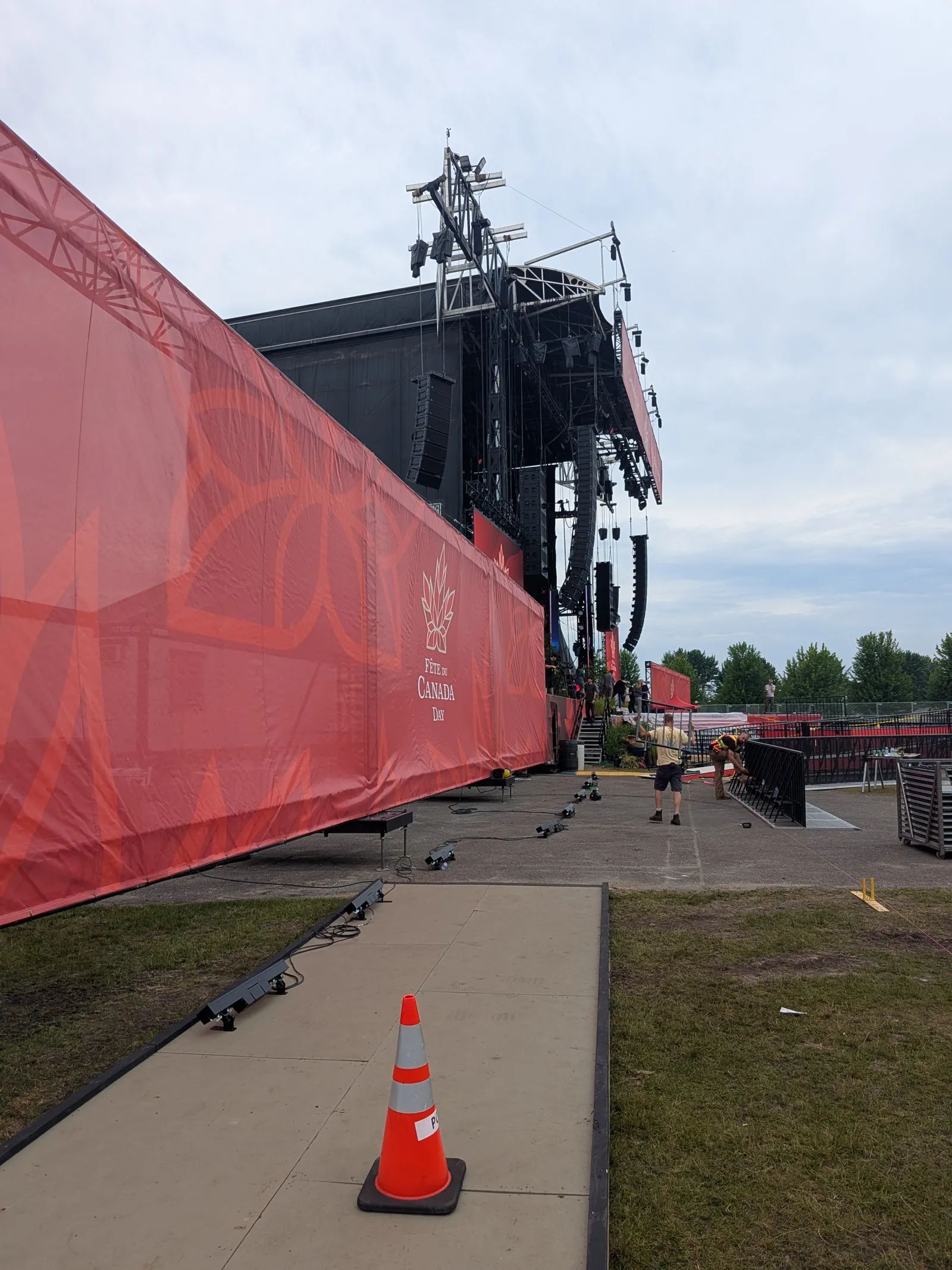 Structure de scène en montage, Fête du Canada 2026