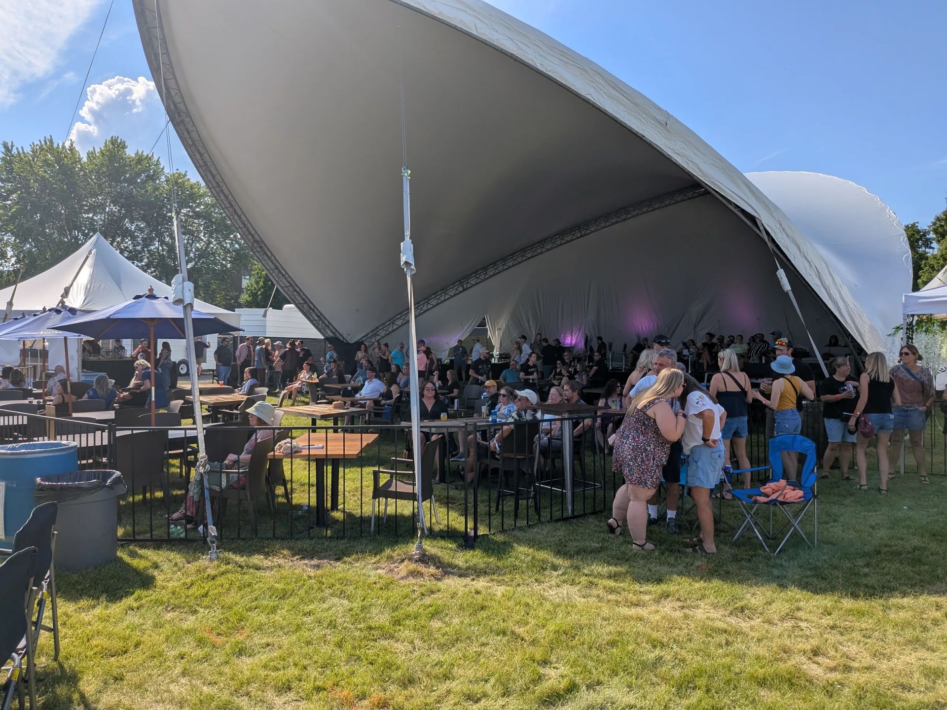 Public sous le dôme et devant la scène en plein jour, DevFest