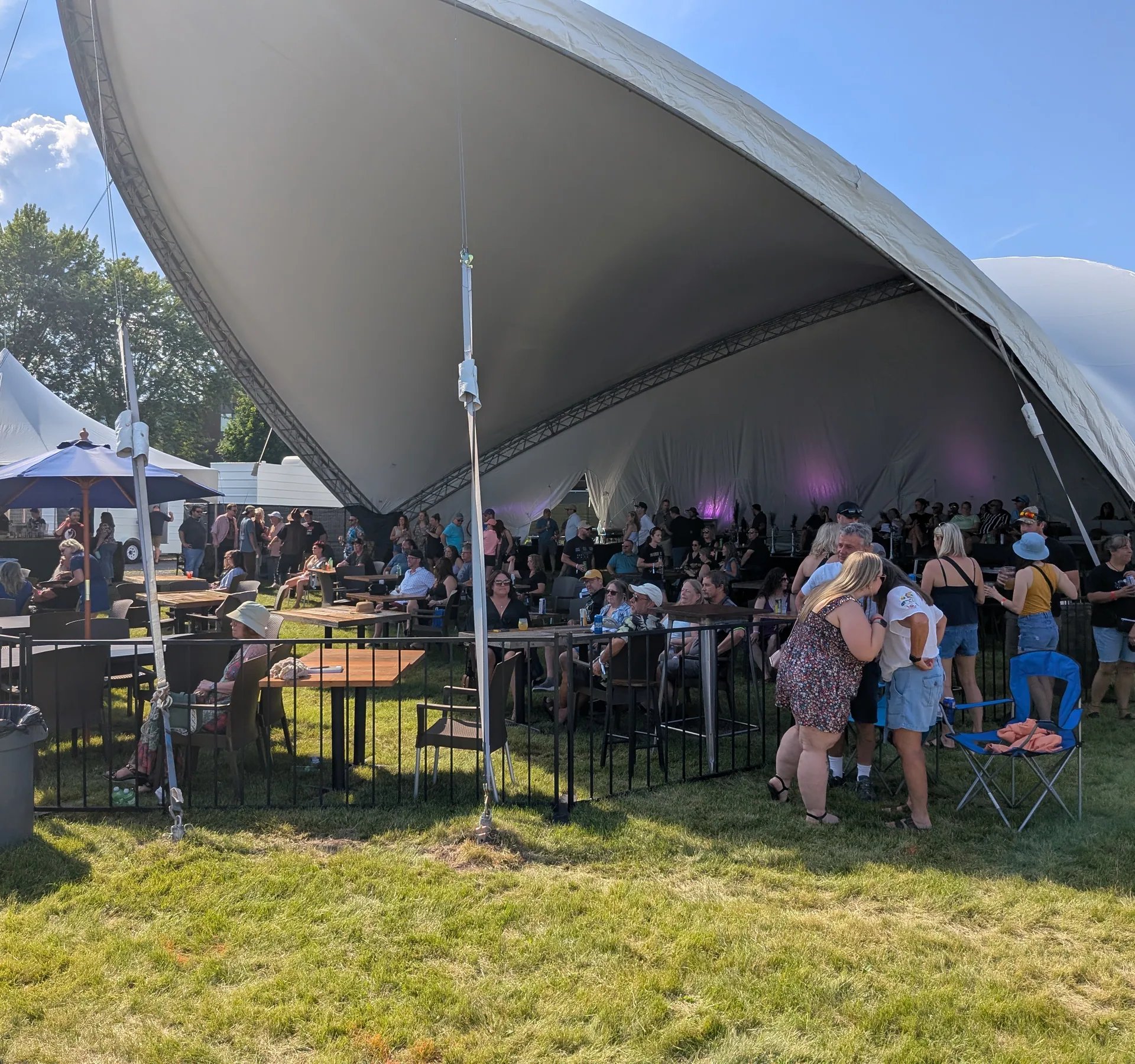 Public sous le dôme et devant la scène en plein jour, DevFest