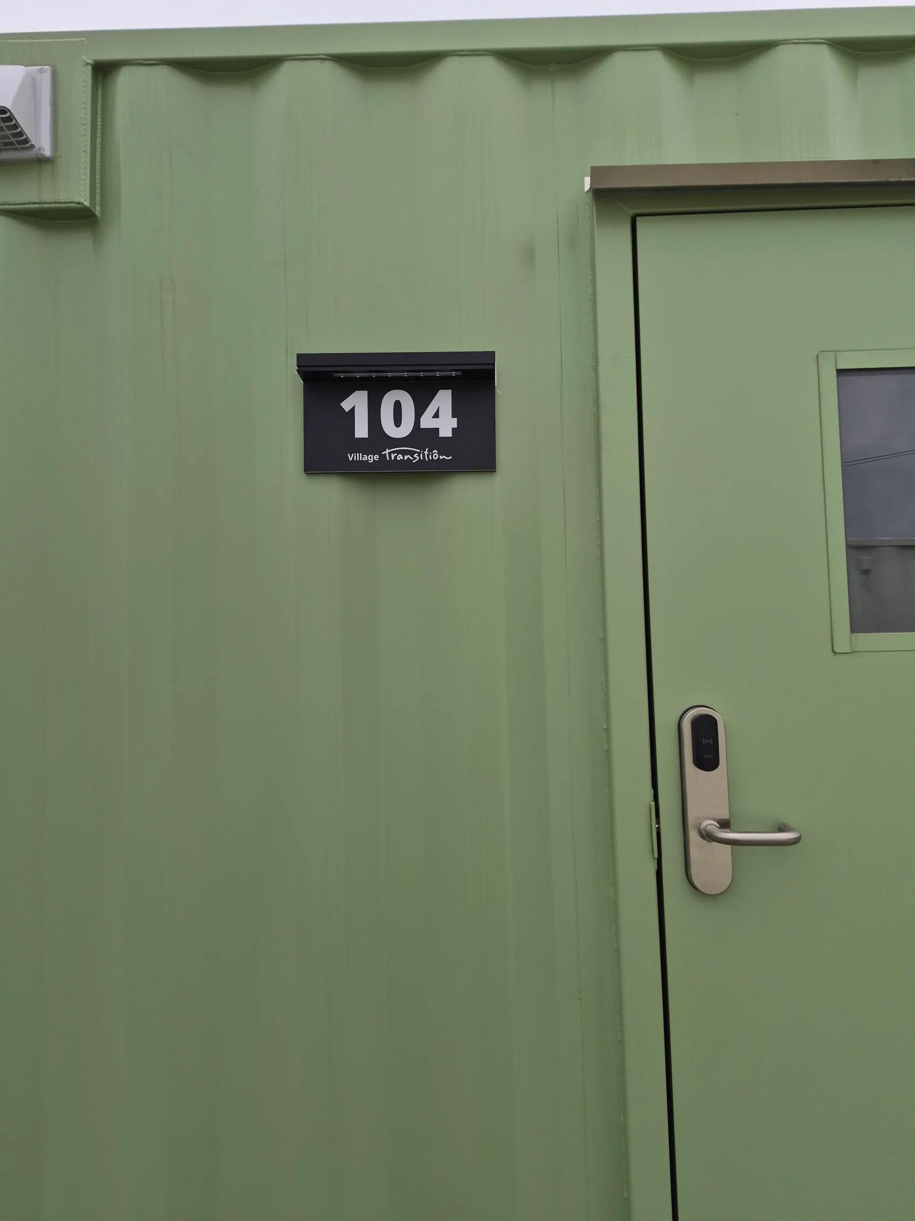 Numéro d’unité posé au-dessus d’une porte de bâtiment modulaire