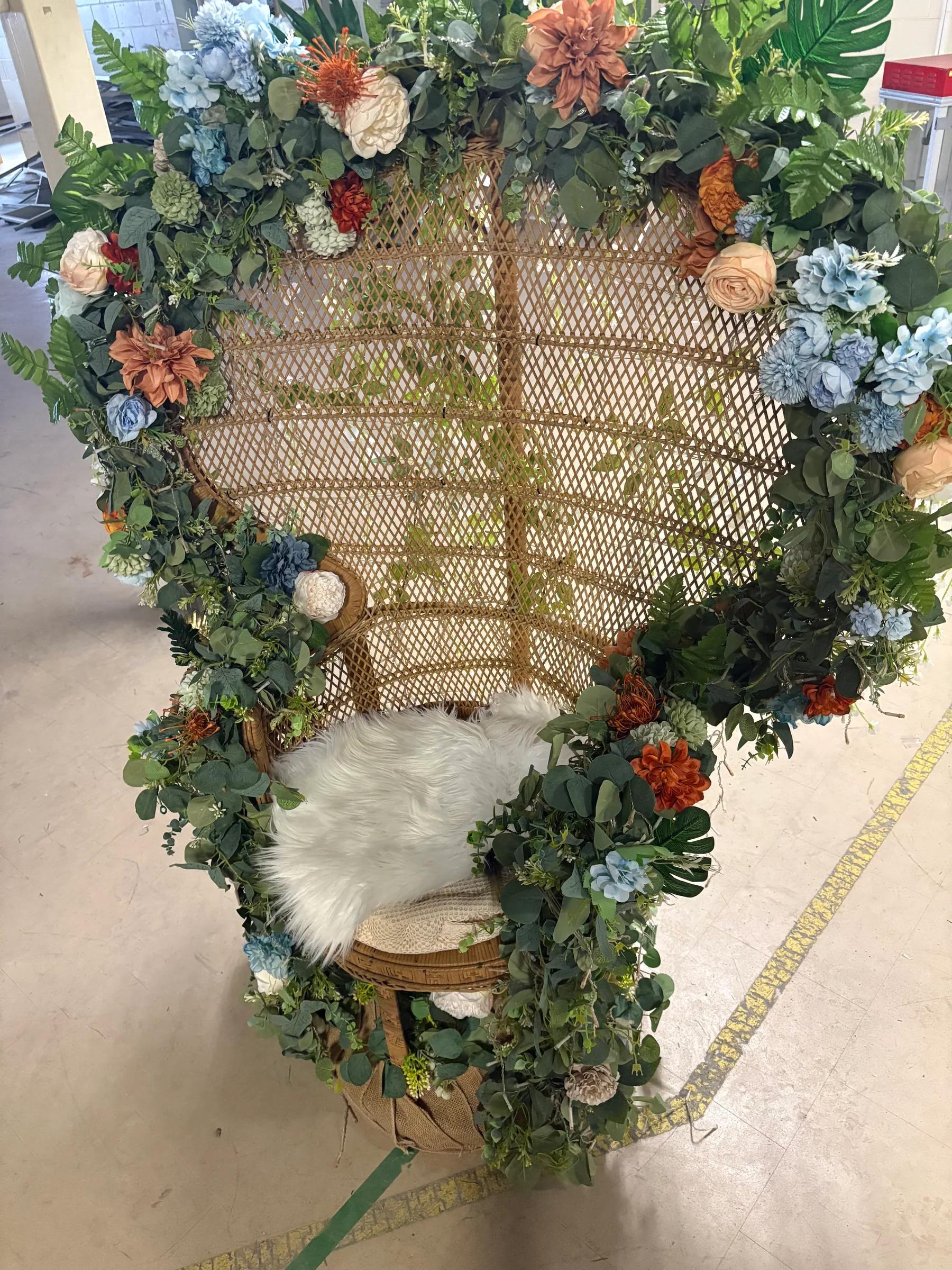 Fauteuil suspendu en rotin habillé de fleurs, décor sur mesure