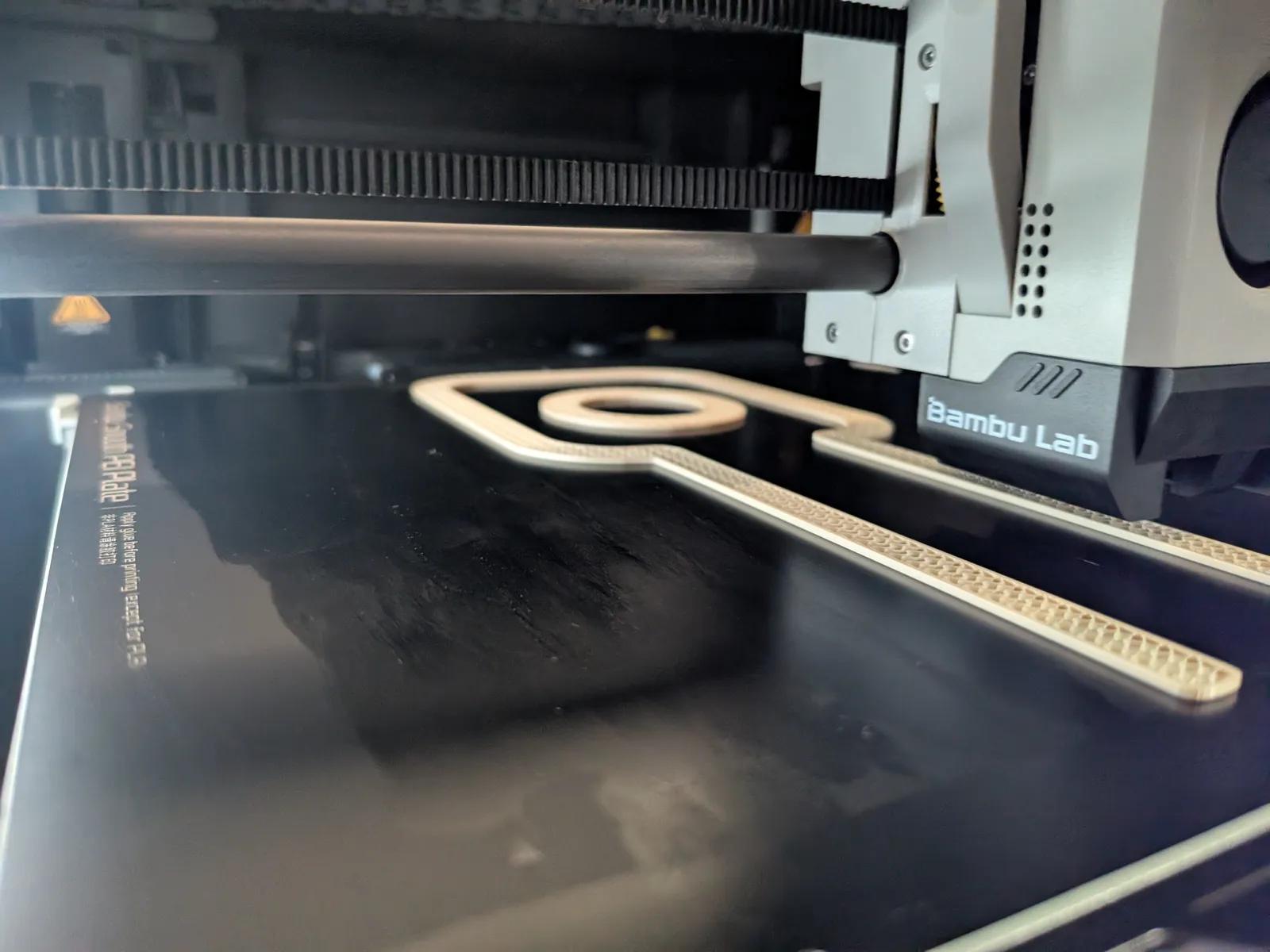 Imprimante 3D Bambu Lab en cours d'impression, pièce en cours de fabrication