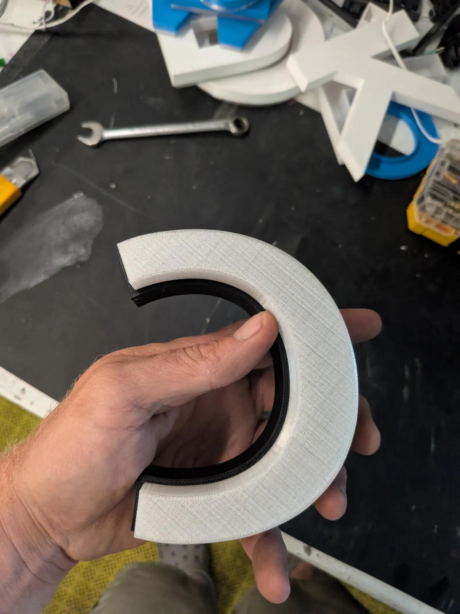 Pièce imprimée en 3D de précision, tenue en main pour inspection