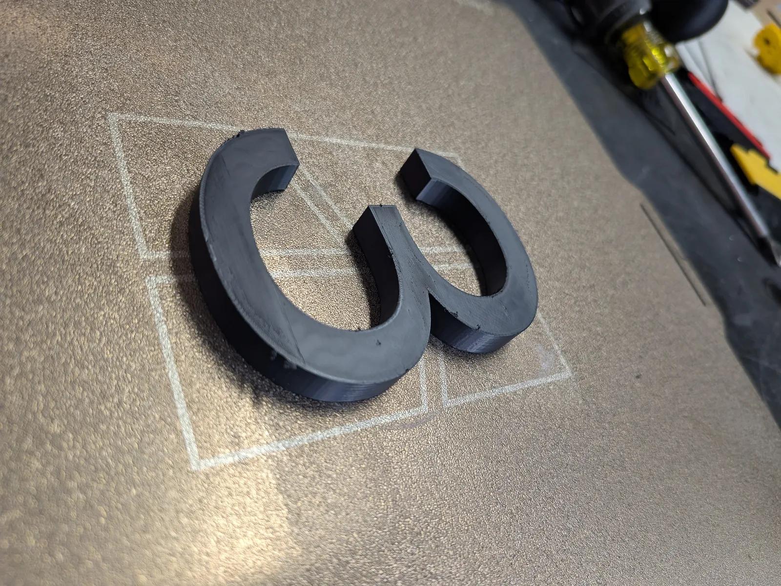 Pièce imprimée en 3D, forme découpée sur le plateau de l'atelier