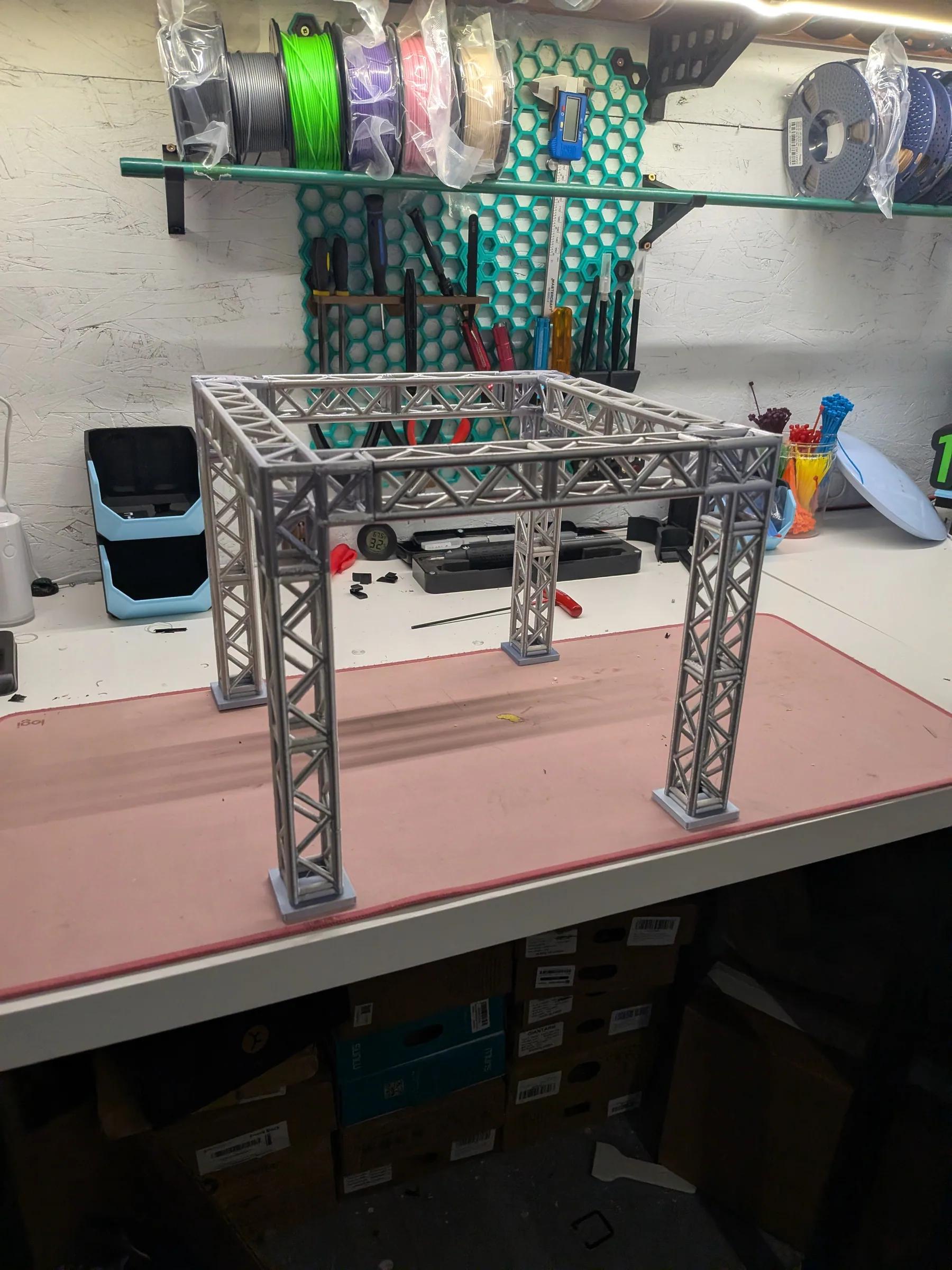 Maquette de structure de scène imprimée en 3D sur l’établi du LAB