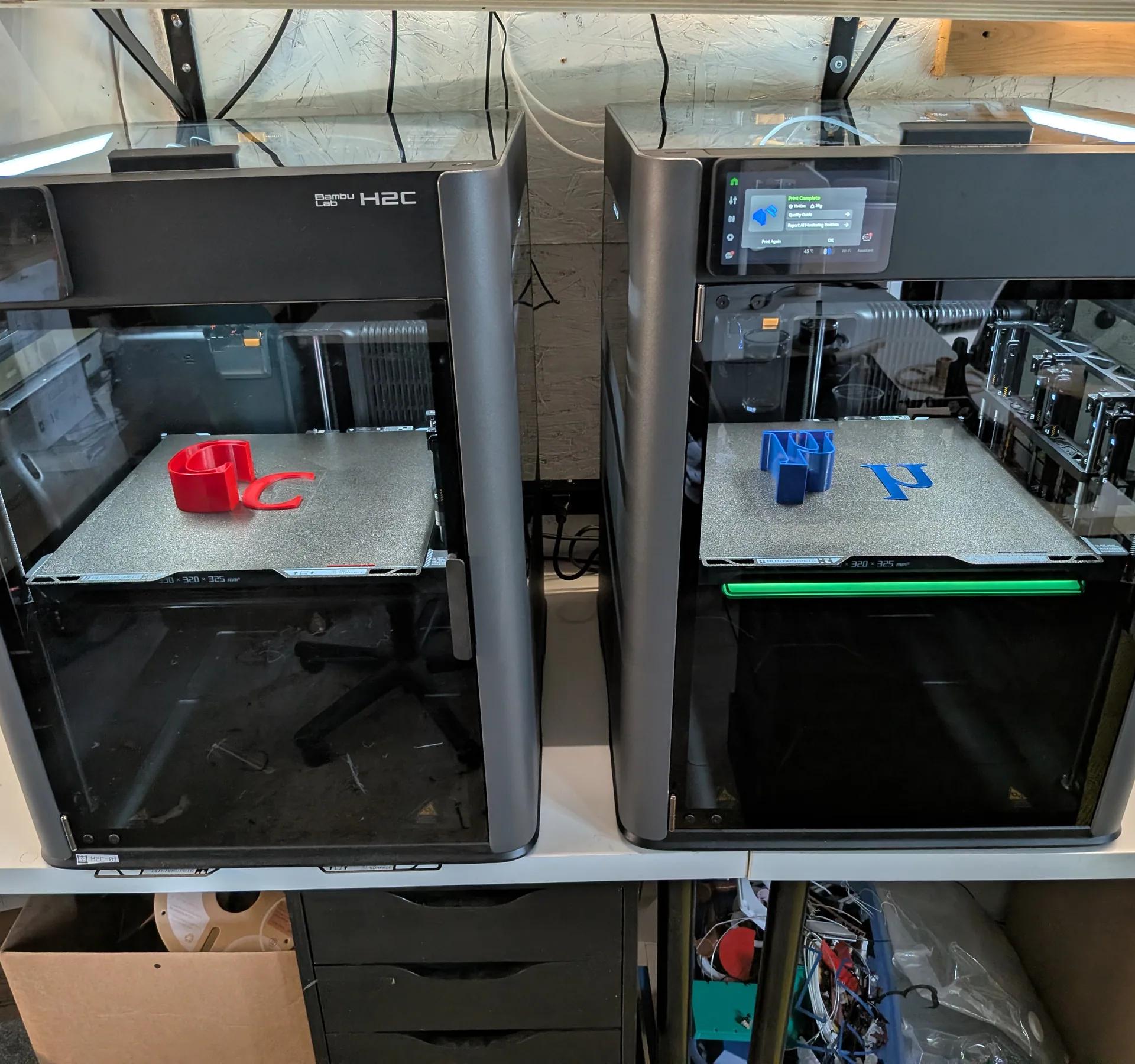 Deux imprimantes 3D du LAB en cours d’impression