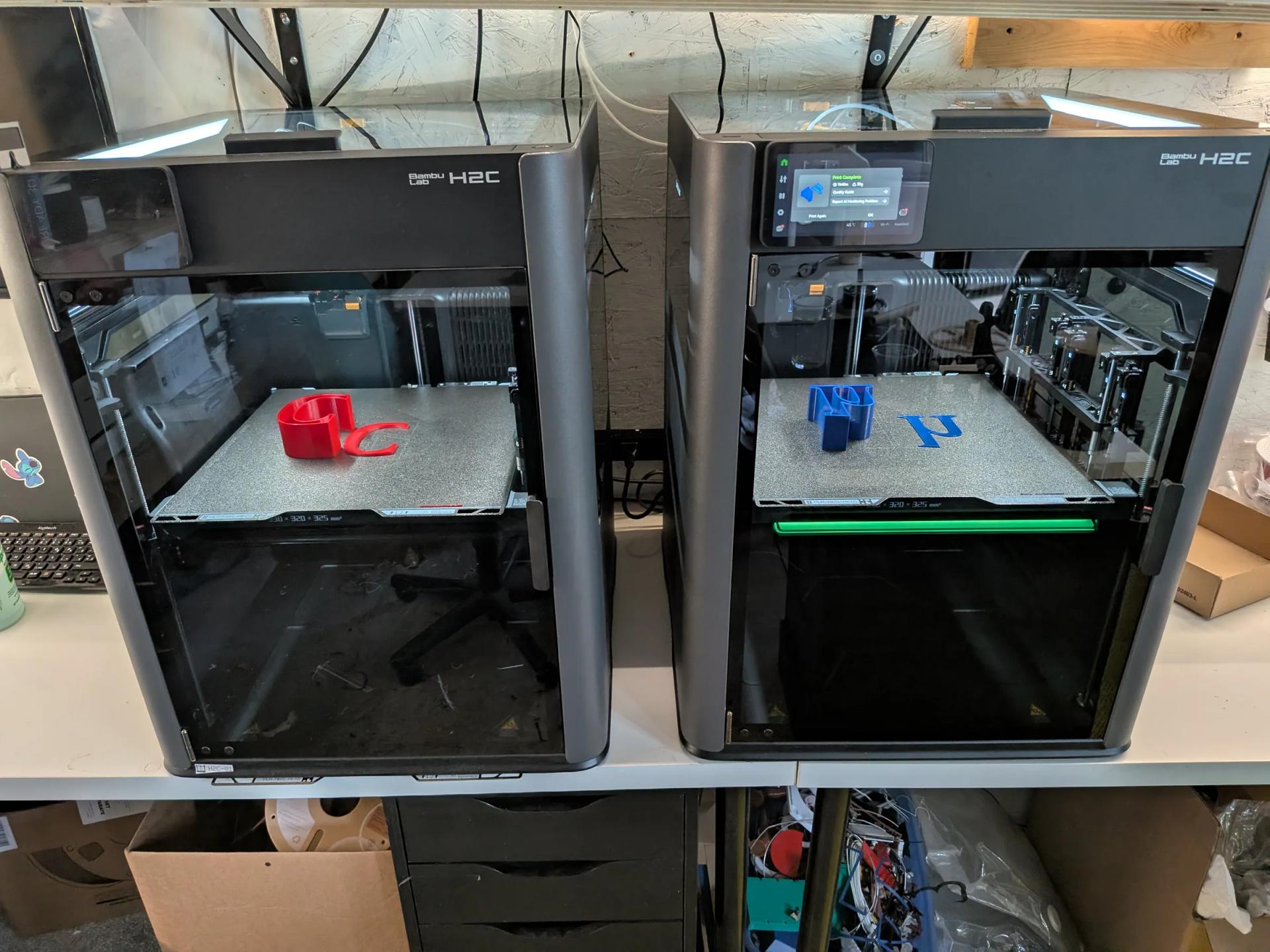 Deux imprimantes 3D du LAB en cours d’impression