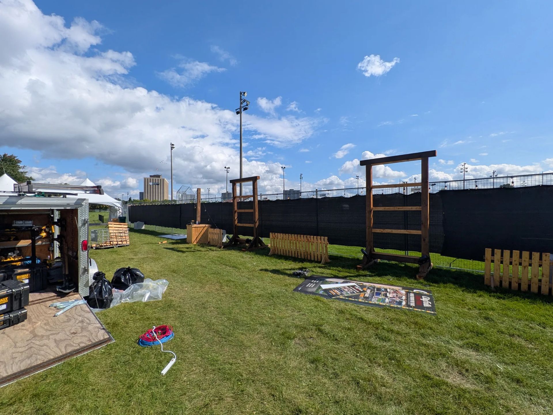 Montage de structures sur un site événementiel en plein air, installation en cours