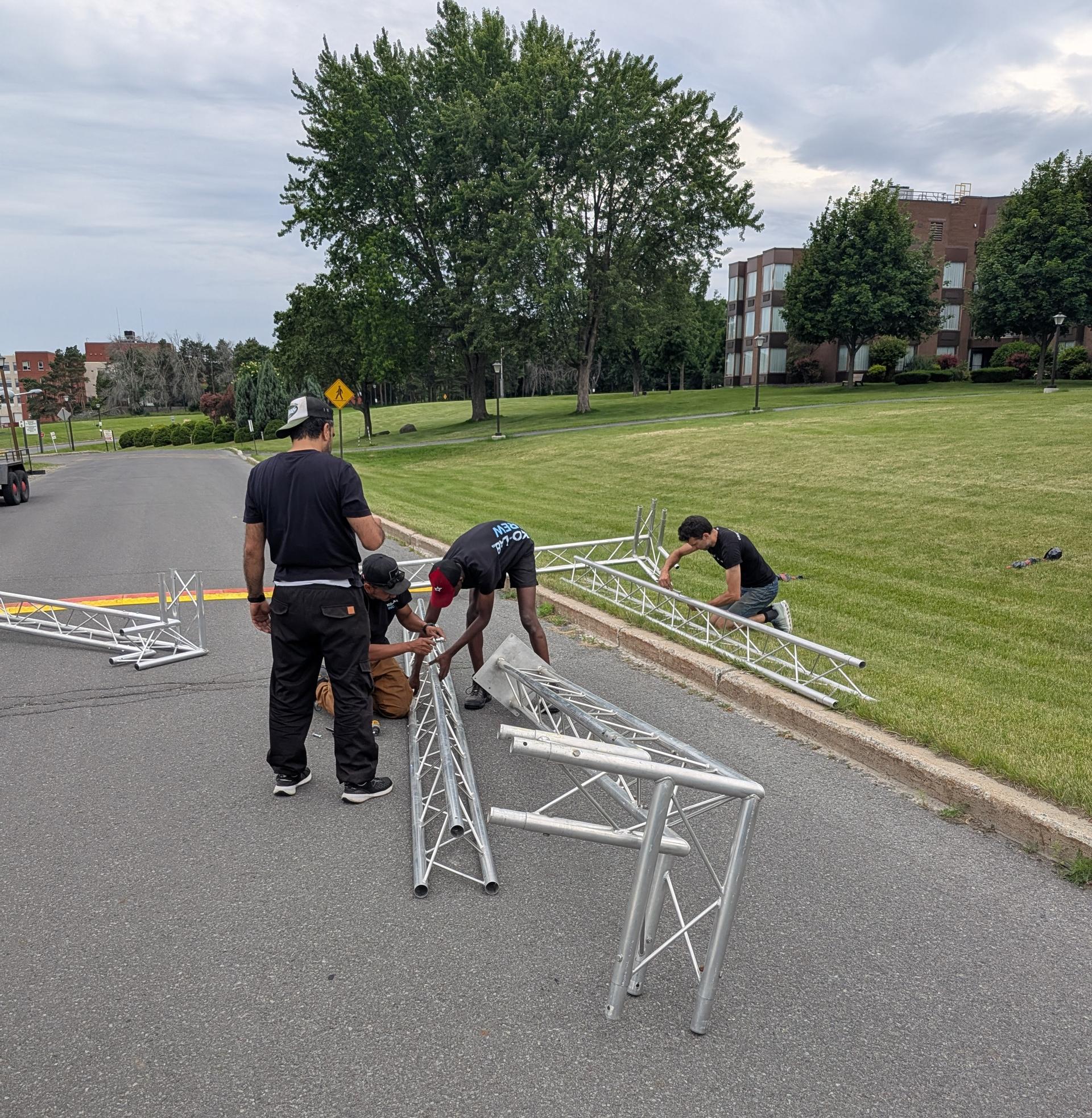 Équipe KO-LAB assemblant des sections de truss au sol, DevFest