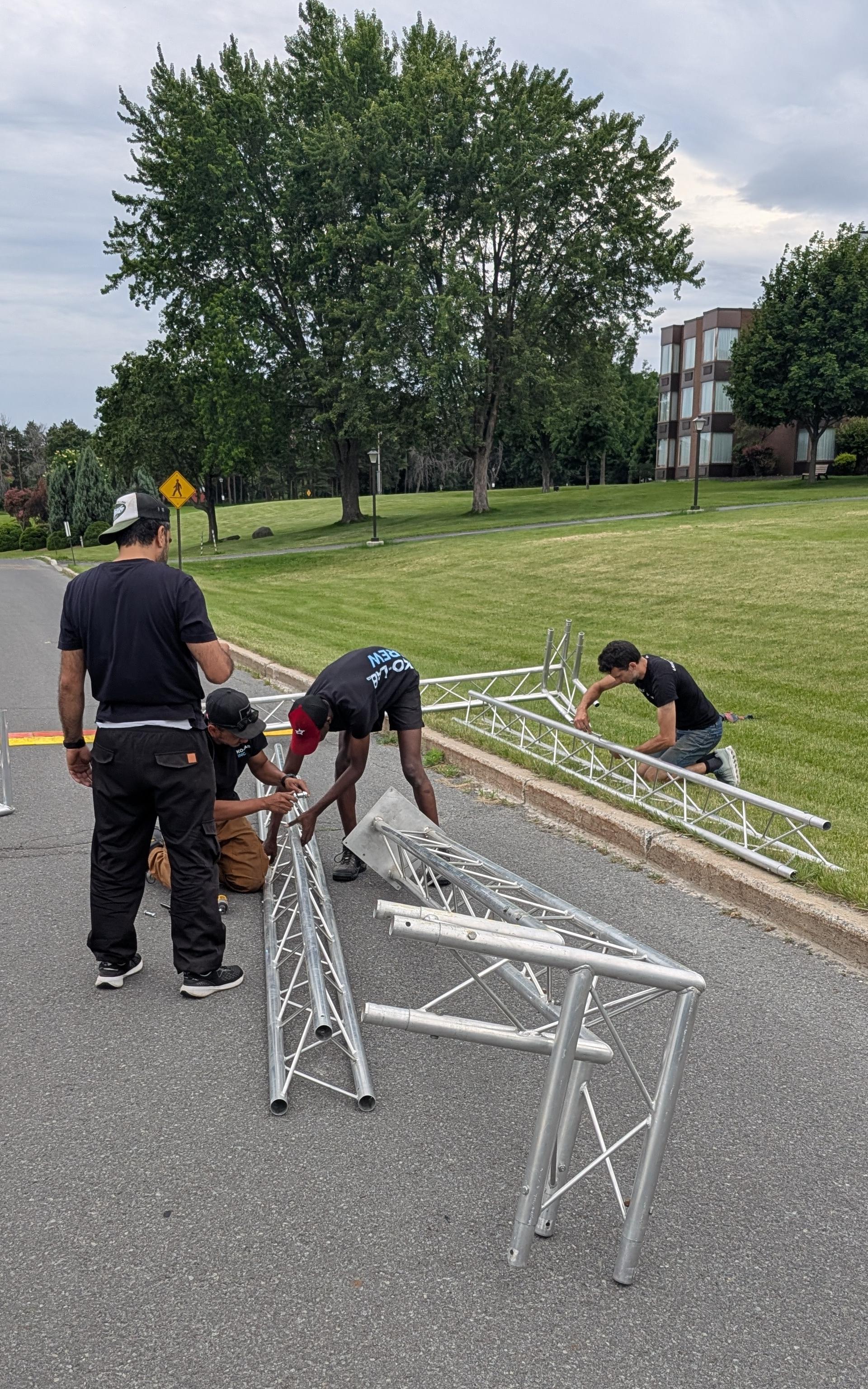 Équipe KO-LAB assemblant des sections de truss au sol, DevFest