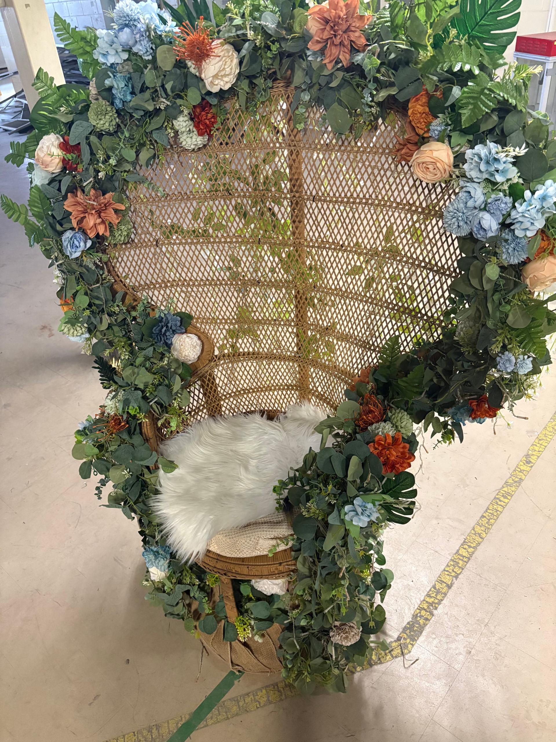 Fauteuil suspendu en rotin garni de fourrure blanche et de fleurs, décor sur mesure