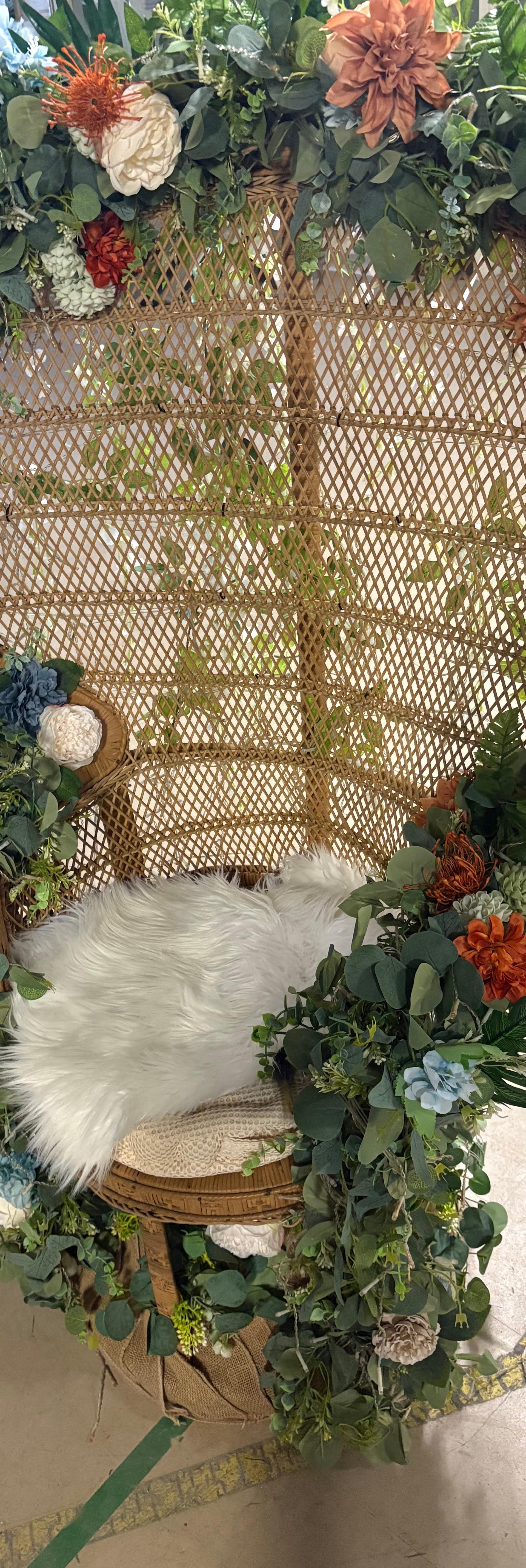 Fauteuil suspendu en rotin garni de fourrure blanche et de fleurs, décor sur mesure