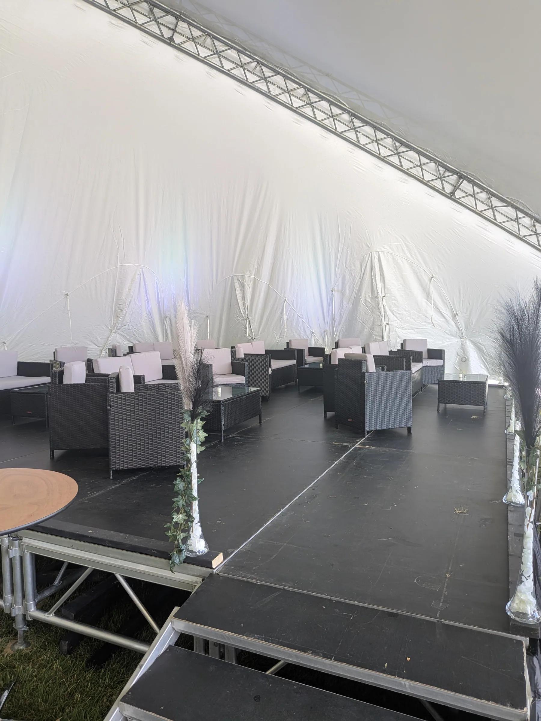 Salons en rotin noir et blanc installés sous le dôme VIP, DevFest