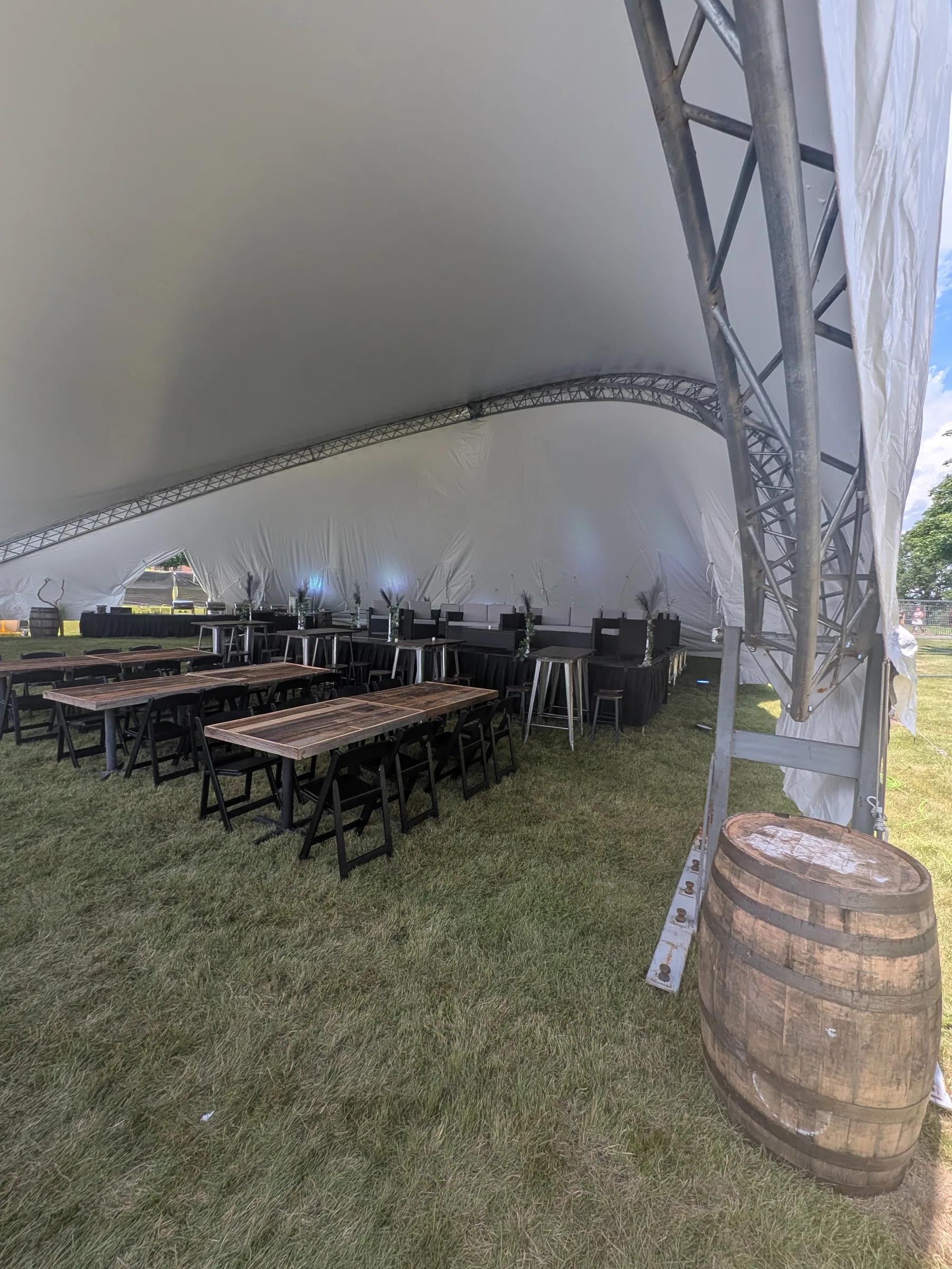 Tables hautes en bois et tabourets sous le dôme, DevFest