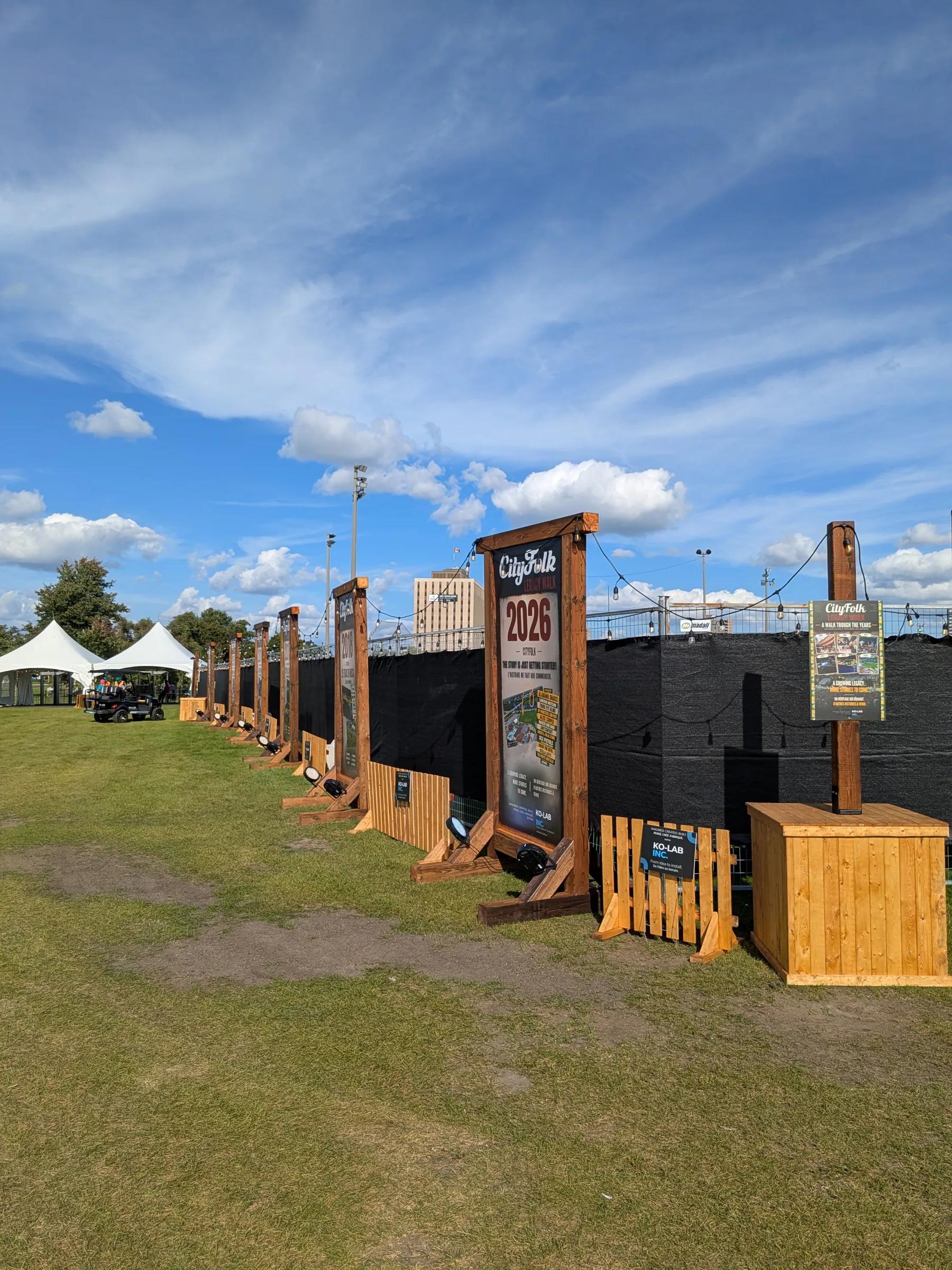 Boîtes en bois et structures du Legacy Walk, CityFolk