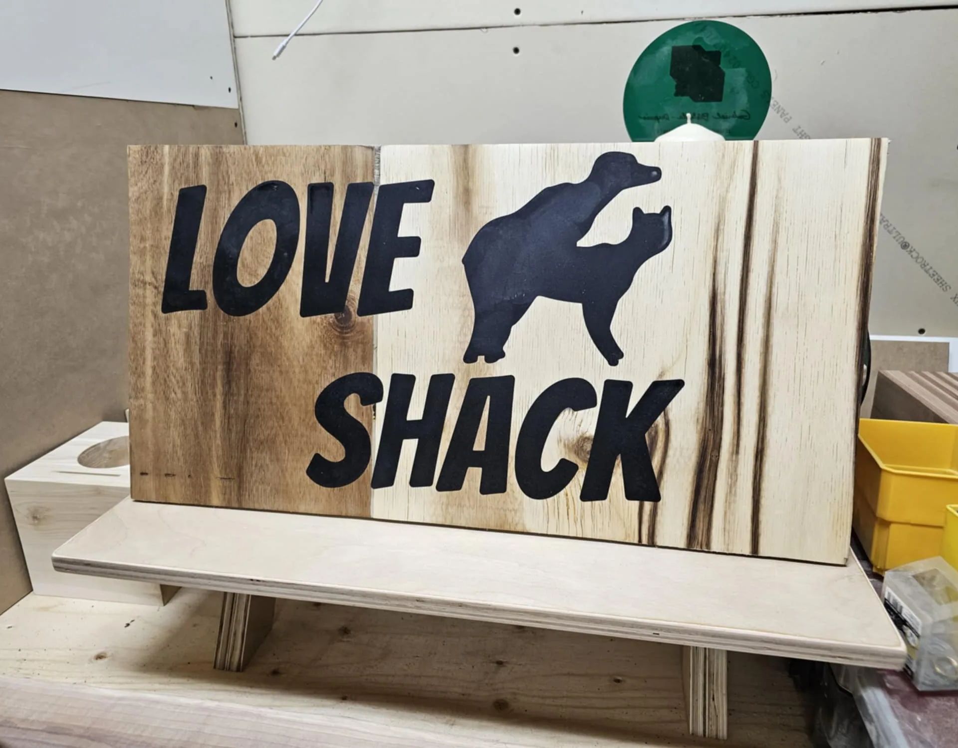 Panneau en bois gravé « Love Shack » avec silhouette d’ours