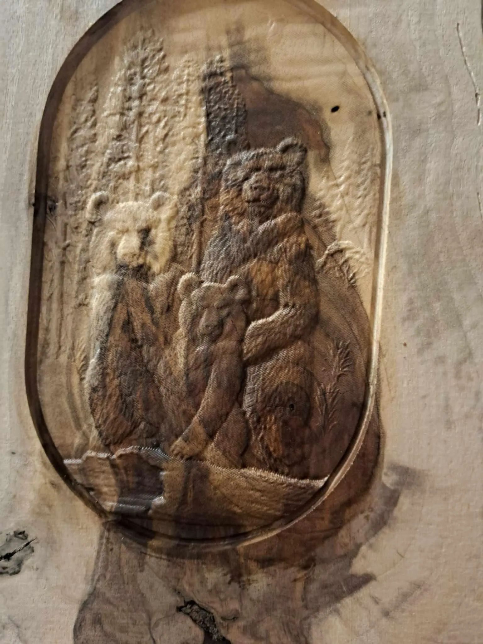 Ours gravé en relief sur une planche de bois