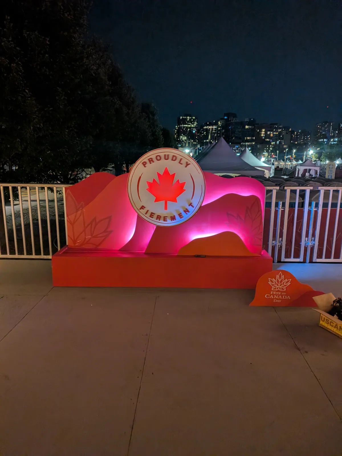 Banc-sculpture fabriqué sur mesure, vue de nuit