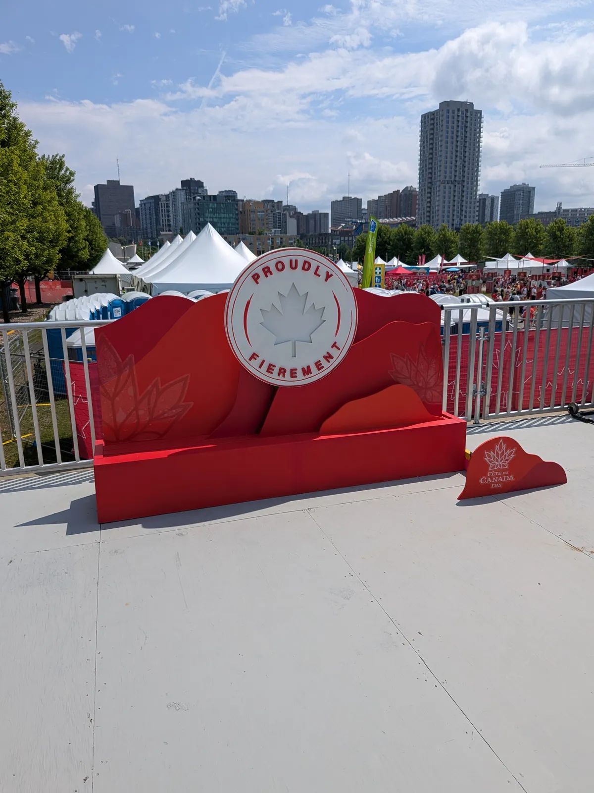Banc-sculpture fabriqué sur mesure, vue de jour