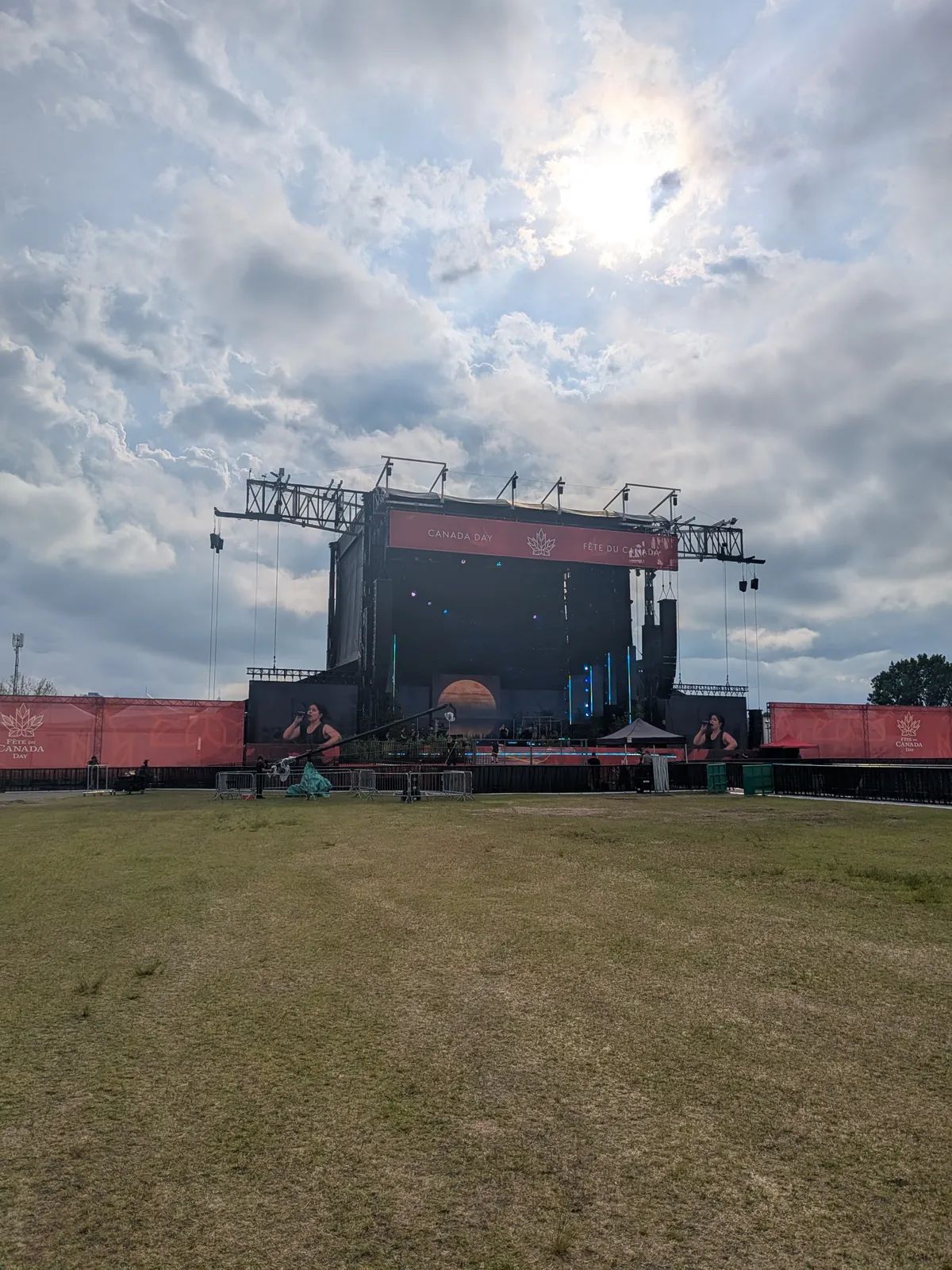 Scène principale de la Fête du Canada, vue d'ensemble