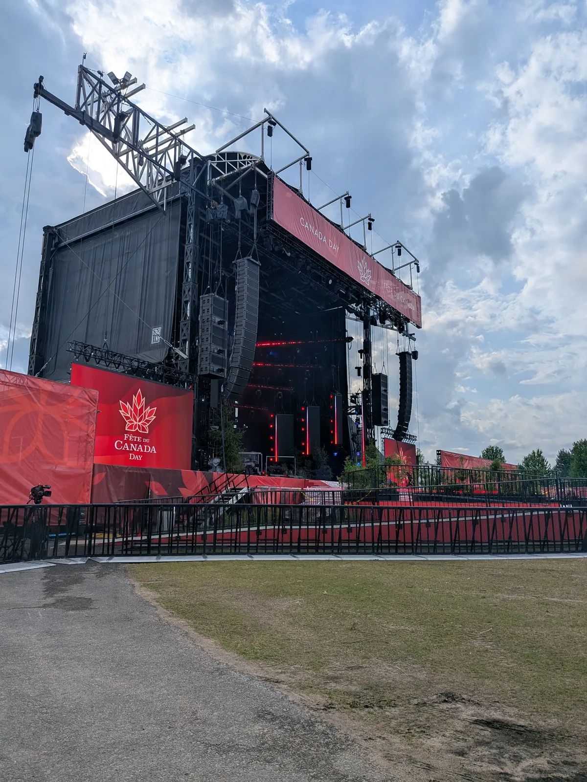 Scène principale de la Fête du Canada, vue de soir