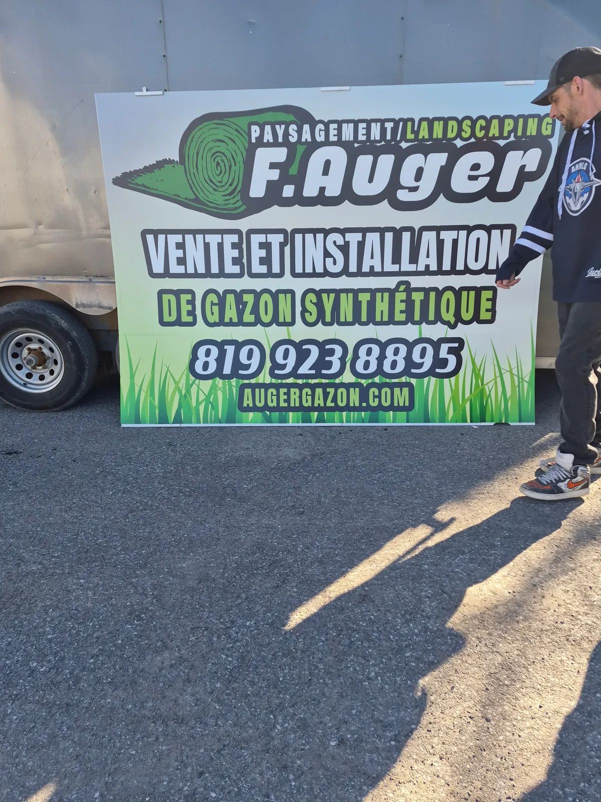 Nouvelle plaque d'enseigne, prête à l'installation